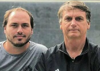 O ex-presidente e seu filho, o vereador Carlos Bolsonaro, são os principais envolvidos no caso da Abin Paralela. Foto: Reprodução/Facebook