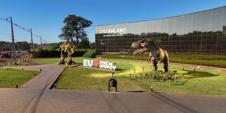 Na entrada do Dreamland – Museu de Cera, o clima já é de aventura e encantamento. Foto: Dreams Park Show.