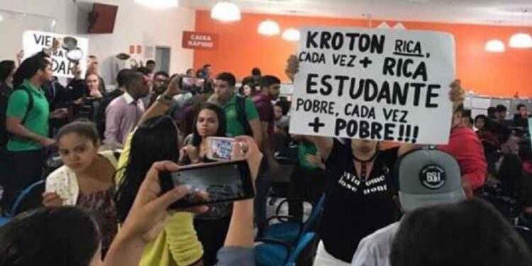 Protesto estudantil denuncia a financeirização do ensino privado na Kroton, que hoje é dirigida por fundos estadunidenses - Foto: Reprodução/UBES