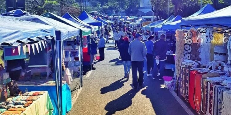 A Feira das Nações ou mais conhecida como Feirinha da JK, é a principal feira de gastronomia e artesanato de Foz do Iguaçu. - Foto: Feirinha da JK