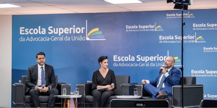 O anúncio foi feito em uma transmissão na qual o ministro Jorge Messias e o presidente do INSS, Gilberto Waller Júnior, tiraram dúvidas da população sobre o tema. — Foto: Emanuelle Sena/Ascom AGU