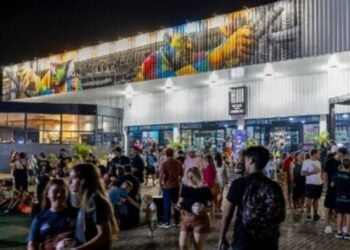 O Mercado ganha vida ao cair da noite! Música ao vivo, gastronomia diversificada, encontros e experiências inesquecíveis fazem parte do clima único que só o Mercado Público Barrageiro oferece. Foto: Mercado público barrageiro.