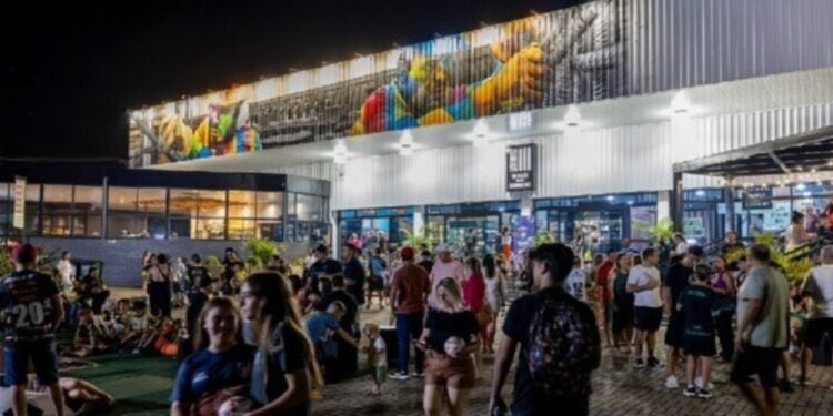 O Mercado ganha vida ao cair da noite! Música ao vivo, gastronomia diversificada, encontros e experiências inesquecíveis fazem parte do clima único que só o Mercado Público Barrageiro oferece. Foto: Mercado público barrageiro.
