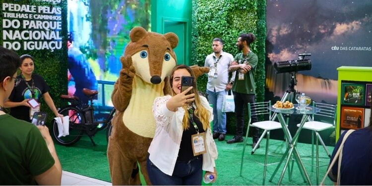 No estande do Parque Nacional do Iguaçu, visitantes se encantaram com o mascote quati e conheceram os novos atrativos. Foto: Urbia Cataratas - Parque Nacional do Iguaçu.