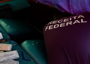 Agentes federais na apreensão dos frascos anabolizantes. Foto: Receita federal.