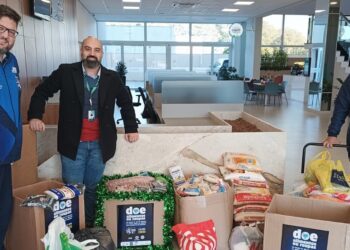 Reunindo os donativos, Marlus Sokolowski, treinador do Foz, Wilson Serrano, do Sicoob, e Jeferson Biron, da diretoria do time – foto divulgação