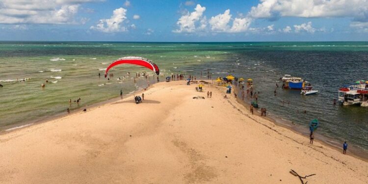 Praia dos Carneiros, Tamandaré (PE). Brasil registrou segundo melhor mês de maio da história e o melhor acumulado dos primeiros cinco meses em divisas geradas pelo turismo - Foto: Embratur-Sebrae/Divulgação