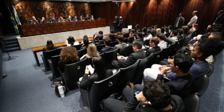 Proposta legislativa oferece benefícios tributários a proprietários de veículos ecológicos."
Créditos: Orlando Kissner/Alep