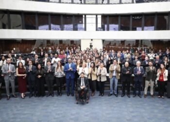 54 parlamentares tiveram que jurar que prometem defender e cumprir a Constituição da República e do Paraná. Créditos: Orlando Kissner/Alep