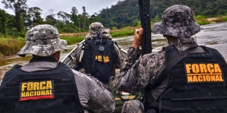 Agentes da Força Nacional patrulham o rio Couto Magalhães em embarcação tática durante ação de combate ao garimpo ilegal na Terra Indígena Yanomami - Foto: Bruno Mancinelle / Casa de Governo