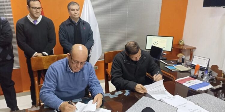 Firma de corte administrativo. Foto: MCDE.