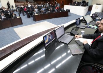 A participação ativa dos parlamentares universitários foi destaque nas duas sessões plenárias. Créditos: Orlando Kissner/Alep