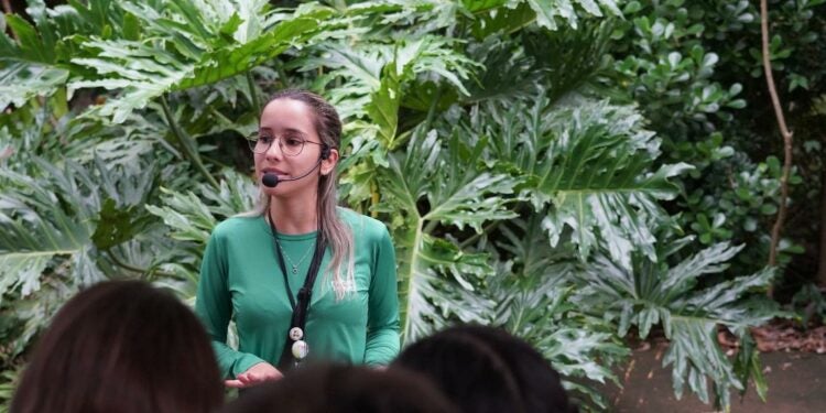 Gabriela Possato, supervisora pedagógica de Educação para Conservação do Parque das Aves. Foto: Parque das Aves.