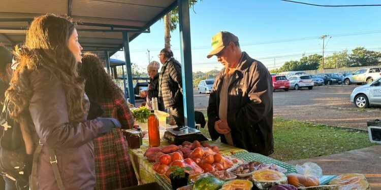 Na feira, população pode encontrar, entre outros produtos, hortifrutis agroecológicos e orgânicos. Foto: Michele Dacas (SECOM-UNILA).