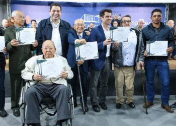 Durante a solenidade, Gugu Bueno prestou homenagens a personalidades e entidades com trajetória de destaque em Goioerê e região.
Créditos: Divulgação/Assessoria Parlamentar