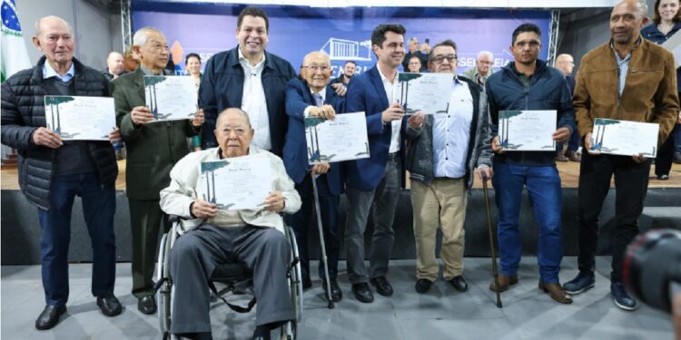 Durante a solenidade, Gugu Bueno prestou homenagens a personalidades e entidades com trajetória de destaque em Goioerê e região.
Créditos: Divulgação/Assessoria Parlamentar