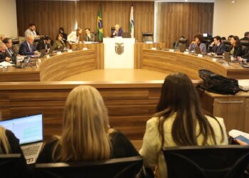 Comissão reuniu-se extraordinariamente após a Sessão Plenária desta segunda-feira (25).
Créditos: Valdir Amaral/Alep