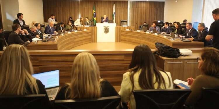 Comissão reuniu-se extraordinariamente após a Sessão Plenária desta segunda-feira (25).
Créditos: Valdir Amaral/Alep
