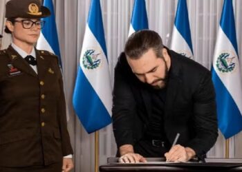 Exigências incluem 'uniforme limpo' e 'corte de cabelo adequado'; nomeação foi criticada por entidade de professores, que alerta para militarização das instituições de ensino.  — Foto: Presidência de El Salvador