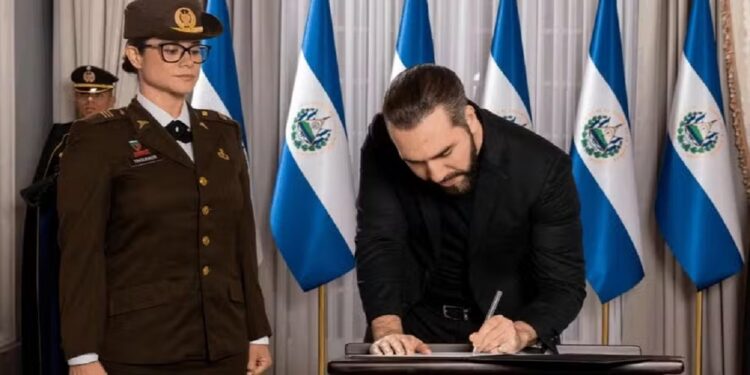 Exigências incluem 'uniforme limpo' e 'corte de cabelo adequado'; nomeação foi criticada por entidade de professores, que alerta para militarização das instituições de ensino.  — Foto: Presidência de El Salvador