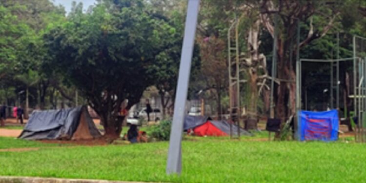 Indígenas acampados na praça do exaeroporto de CDE. Foto: UH