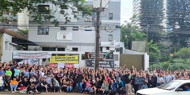 Protesto de educadores em greve à frente do Núcleo Regional de Educação de Foz do Iguaçu – Foto Assessoria