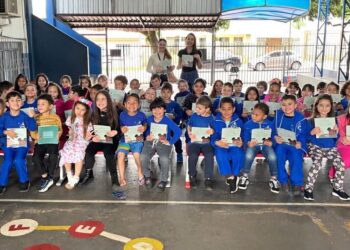 Atividade lúdica do Sicoob Três Fronteiras em escola municipal, na Semana do Cooperativismo – foto: divulgação