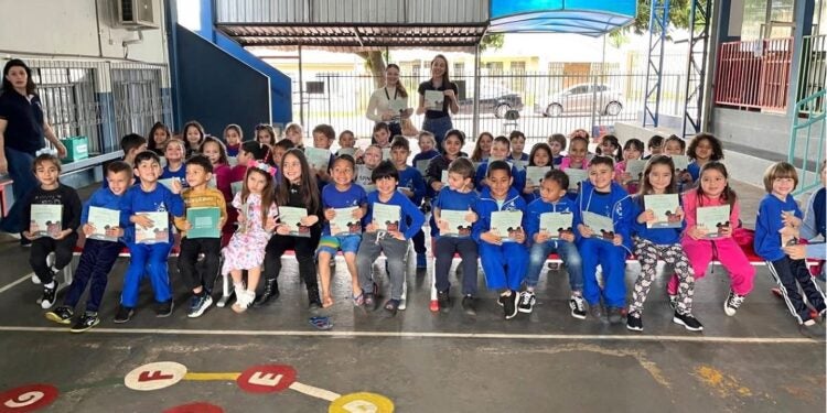 Atividade lúdica do Sicoob Três Fronteiras em escola municipal, na Semana do Cooperativismo – foto: divulgação