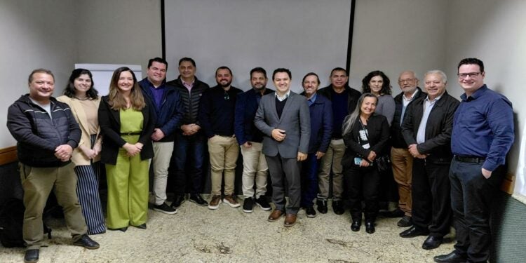 Empresários da hotelaria e lideranças do turismo em reunião da ABIH Regional Oeste. Foto: Divulgação.