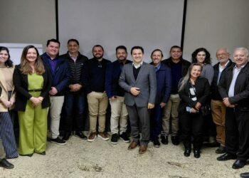 Empresários da hotelaria e lideranças do turismo em reunião da ABIH Regional Oeste. Foto Divulgação