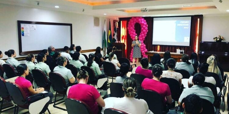 Dra. Morena aborda a importância da saúde das relações familiares em evento corporativo. Foto: Morena Silveira.