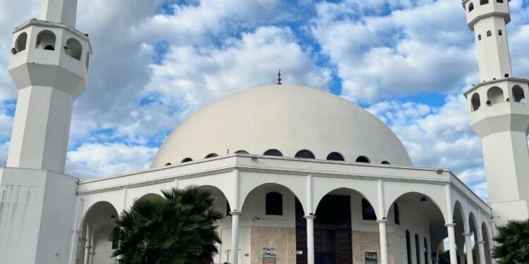 A mesquita é considerada uma das maiores da América Latina. A pedra fundamental foi lançada em 1981 e inaugurada oficialmente em 23 de março de 1983. Foto: Divulgação.