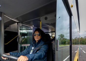 Andressa é a primeira motorista mulher no Complexo Turístico Itaipu, e assume o cargo há pouco mais de um ano. Foto: Divulgação.
