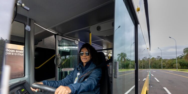 Andressa é a primeira motorista mulher no Complexo Turístico Itaipu, e assume o cargo há pouco mais de um ano. Foto: Divulgação.