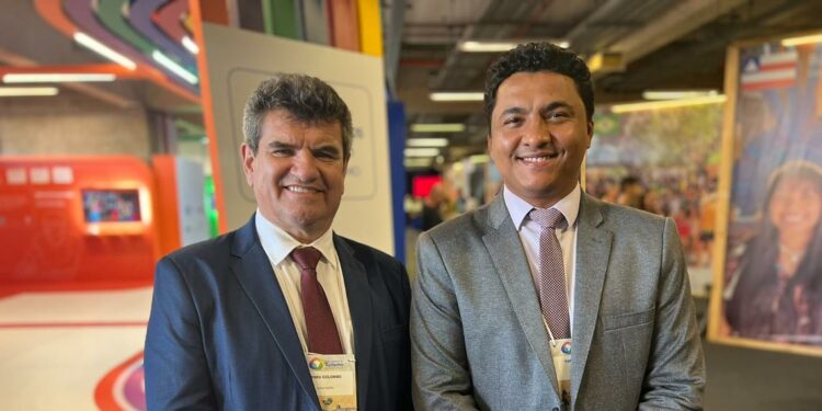 Professor Colombo e Yuri Benites, diretor superintendente e diretor de turismo do Itaipu Parquetec, respectivamente, prestigiando a retomada do Salão Nacional do Turismo, em 2023. Foto: Divulgação.