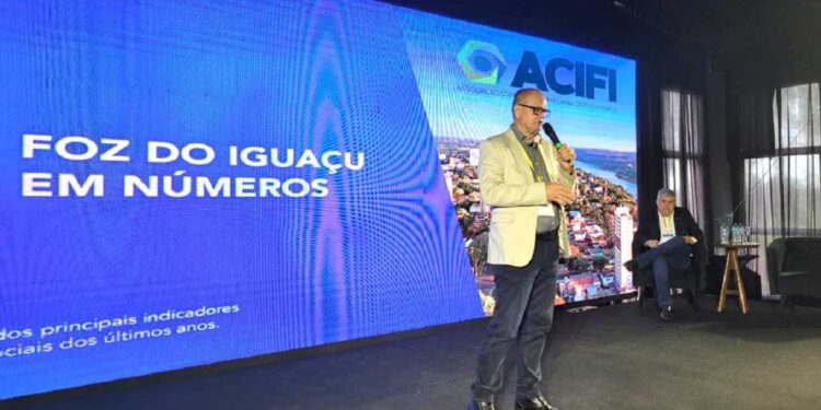 Danilo Vendruscolo e Eduardo Fernandes apresentam o Foz em Números durante a Paraguay Business Week – foto divulgação