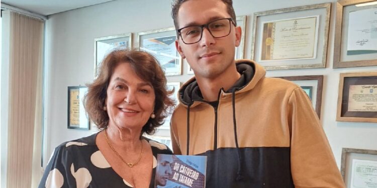 A deptuada Cristina Silvesri (PP) ao lado de Thiago Felipe, autor do livro.
Créditos: Divulgação/Assessoria Parlamentar