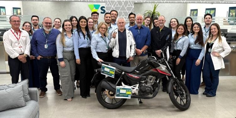 Sicoob República Argentina fez a entrega da motocicleta ao empresário Enory Casagrande – foto: divulgação