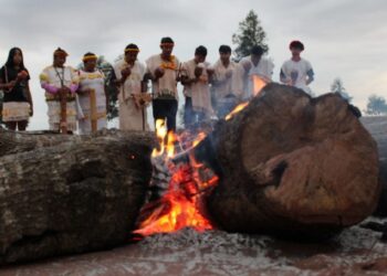 A reza é uma dimensão fundamental no modo de ser Guarani. Os rezadores e rezadoras são, ao mesmo tempo, lideranças espirituais e políticas. Foto: Andréa Moratelli/Cimi