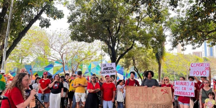 Manifestação na Praça da Paz, Foz do Iguaçu, contra a PEC da Blindagem e o Projeto de Anistia. Foto: Tamires Souza.