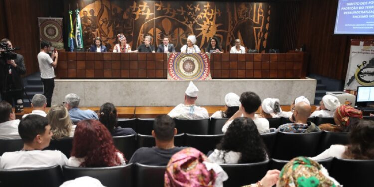 Audiência ocorreu na noite desta segunda-feira (6), no Plenarinho da Assembleia.
Créditos: Valdir Amaral/Alep