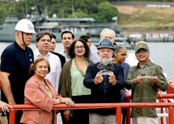 O presidente Lula ao lado do presidente da Colômbia, Gustavo Petro, em uma das balsas do programa Norte Conectado: internet de qualidade para 10 milhões de brasileiros na região Norte. Foto: Ricardo Stuckert / PR