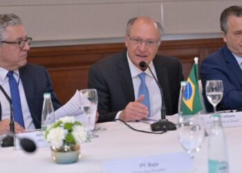 O ministro da Saúde, Alexandre Padilha, o vice-presidente Geraldo Alckmin e o embaixador do Brasil na Índia, Kenneth Haczynski, durante agenda em Nova Délhi - Foto: Virendra Singh / Secom / PR