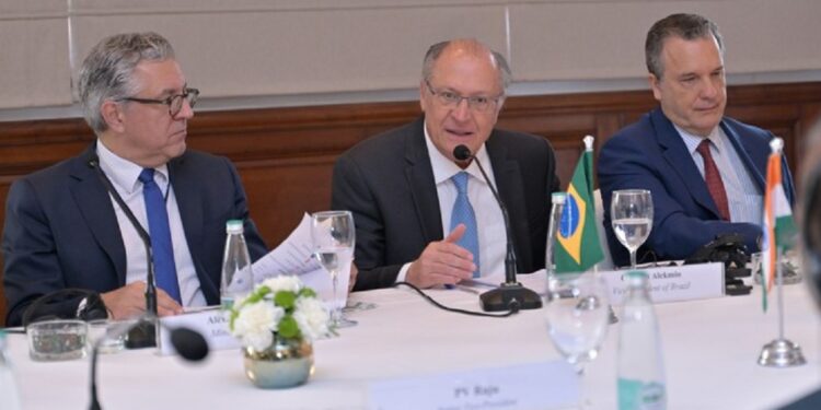 O ministro da Saúde, Alexandre Padilha, o vice-presidente Geraldo Alckmin e o embaixador do Brasil na Índia, Kenneth Haczynski, durante agenda em Nova Délhi - Foto: Virendra Singh / Secom / PR