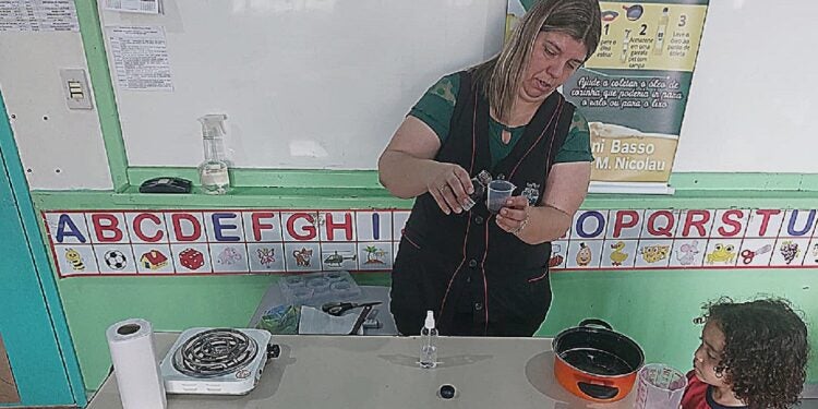 Iniciativa incentiva colaboradores e comunidade de Foz do Iguaçu a transformar óleo usado em sabão e proteger o meio ambiente. Foto: Divulgação