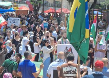 Manifestantes na Praça da Paz exigem que o Governo brasileiro corte relações diplomáticas com Israel. Fotos Amilton Farias/Fronteira Livre