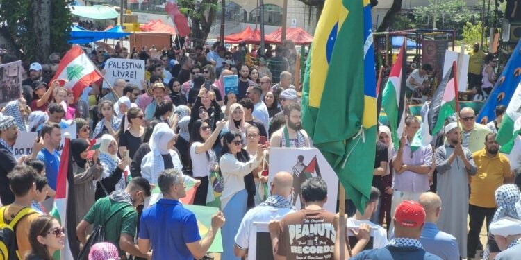 Manifestantes na Praça da Paz exigem que o Governo brasileiro corte relações diplomáticas com Israel. Fotos Amilton Farias/Fronteira Livre