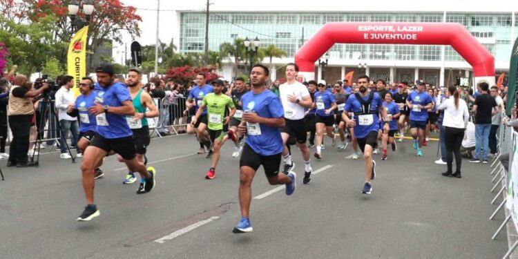 A primeira da Corrida da Assembleia integrou a 4ª etapa das corridas de rua organizadas pela Prefeitura de Curitiba.
Créditos: Orlando Kissner/Alep.
