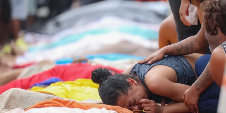 Enquanto moradores retiram mais de 60 corpos da mata, governo se contradiz e revela o descontrole da política de segurança. Foto: Tomaz Silva/Agência Brasil