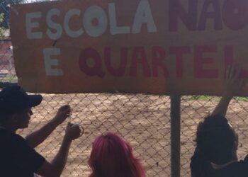 “Não é não”: comunidade mobilizada freia projetos de Ratinho Junior de privatização e militarização das escolas. Foto: APP-Sindicato